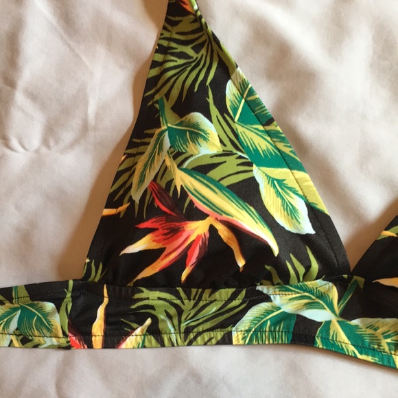 Lovely black and green bikini top by Catalina! - Picture 12 of 16